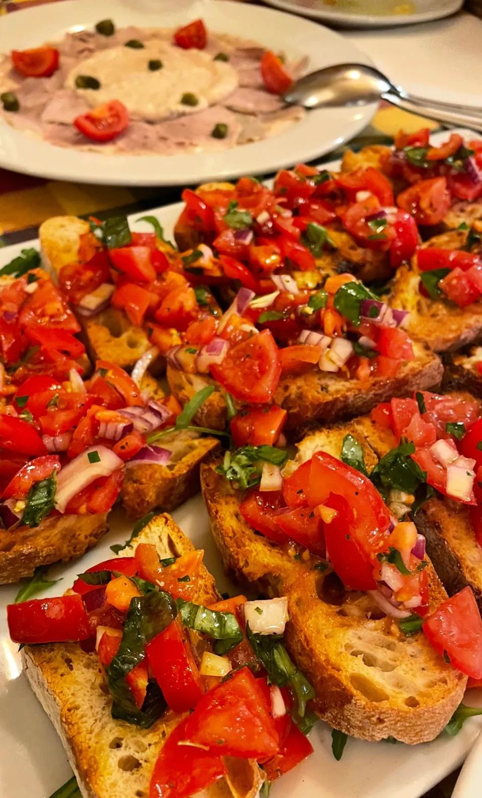 Bruschetta mit frischen Tomaten und Basilikum