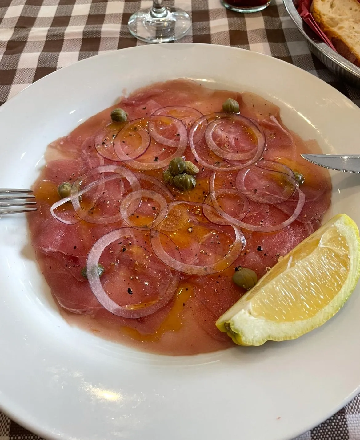 Carpaccio di Tonno mit roten Zwiebeln, Kapern und Zitrone