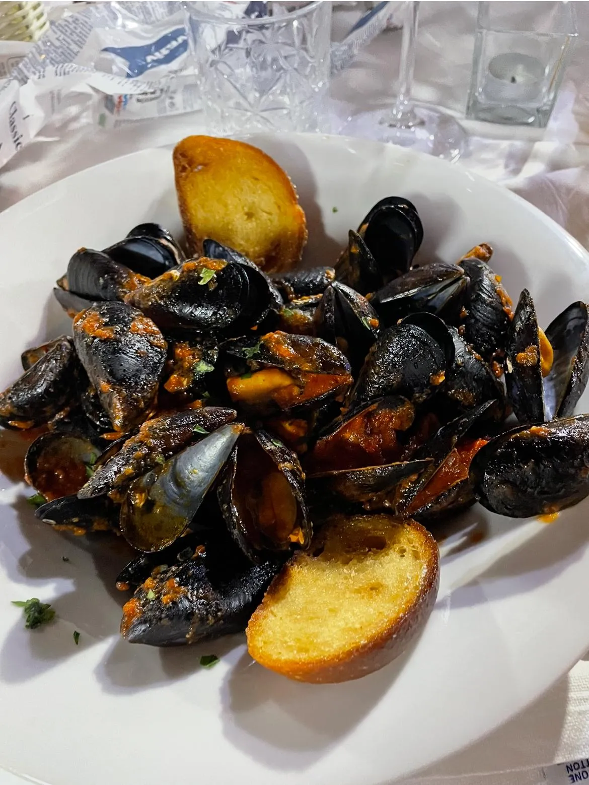Cozze, Miesmuscheln in Tomatensugo mit geröstetem Brot