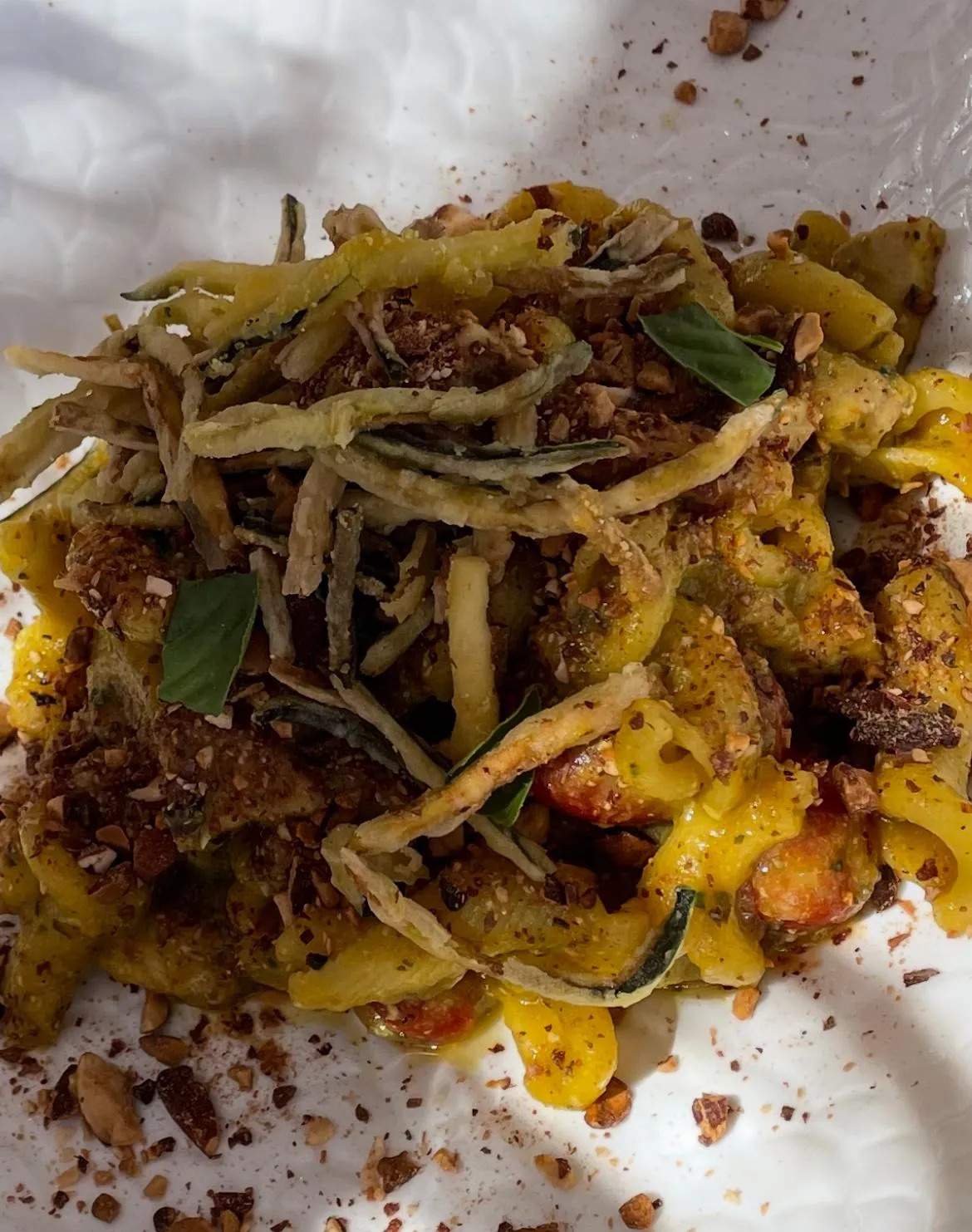 Hausgemachte Pasta mit gebratenen Zucchini