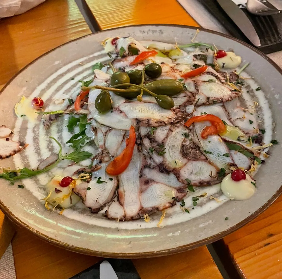 Oktopus-Carpaccio mit Kapern und Paprika