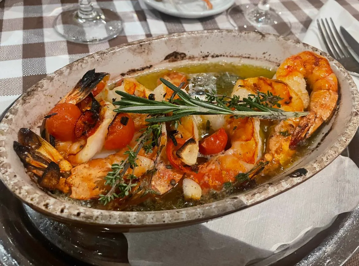 Scampi vom Grill mit Kirschtomaten, Rosmarin und Knoblauch
