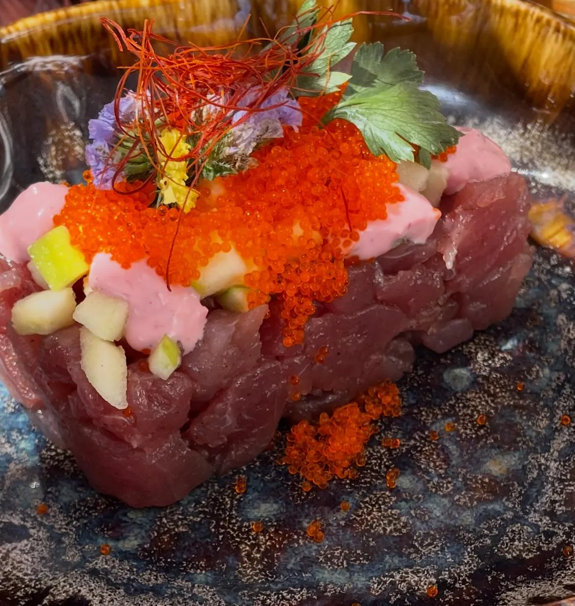 Thunfisch-Tatar mit Kaviar und essbaren Blüten